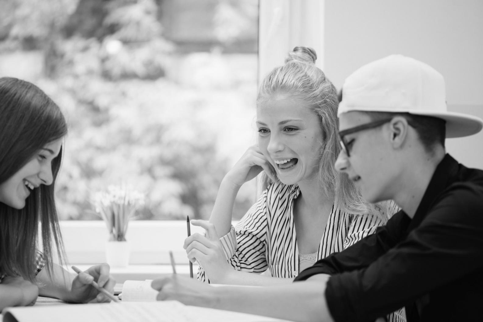 Suasana pembelajaran intensif dengan diskusi strategi trading