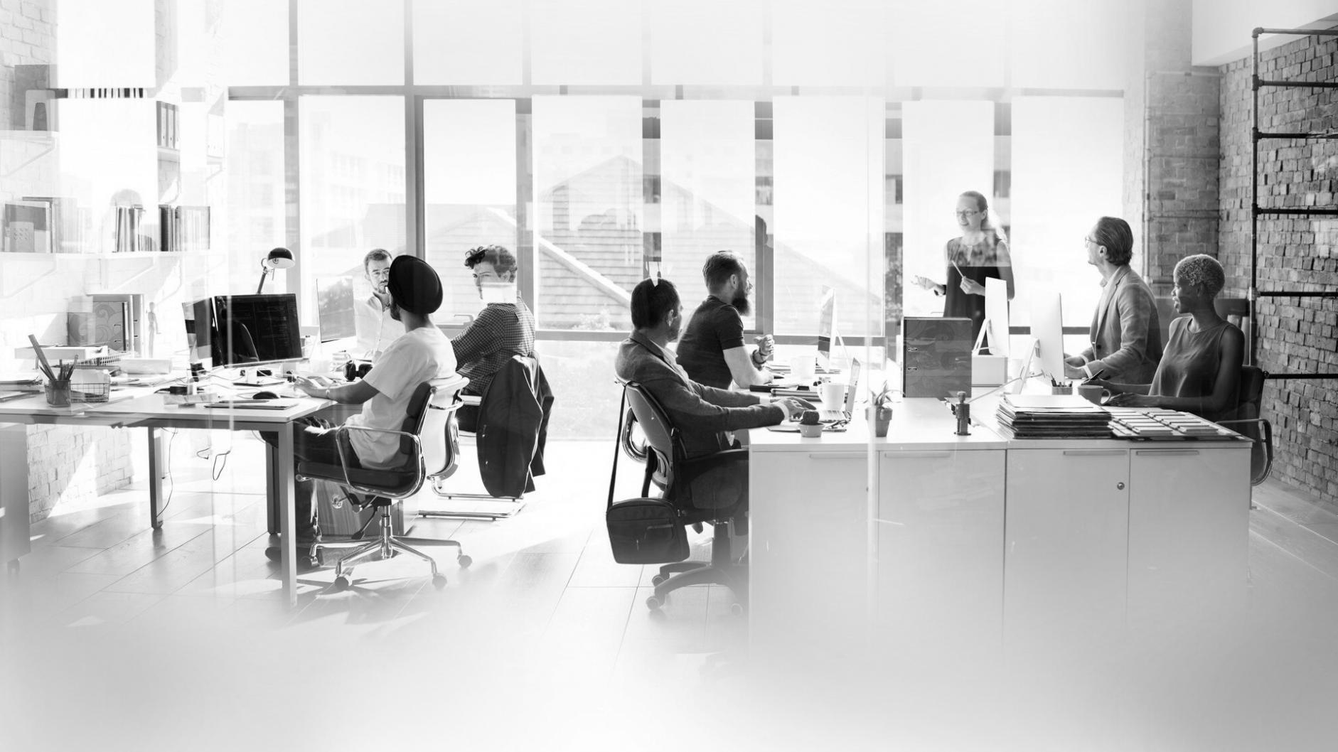 Tim konsultan trading profesional sedang melakukan analisis pasar dan strategi manajemen modal